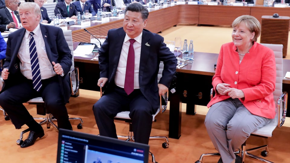 Donald Trump (links), Xi Jinping (Mitte) und Angela Merkel (rechts) sitzen nebeneinander