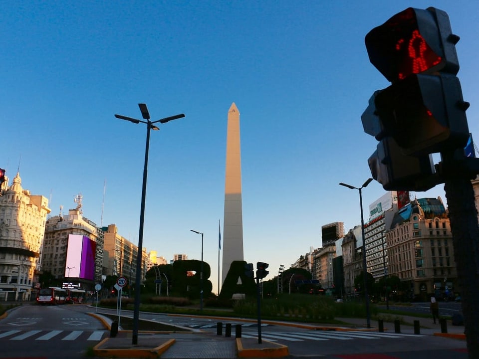 Ein Obelisk auf einem Platz im Stadtzentrum von Buenos Aires