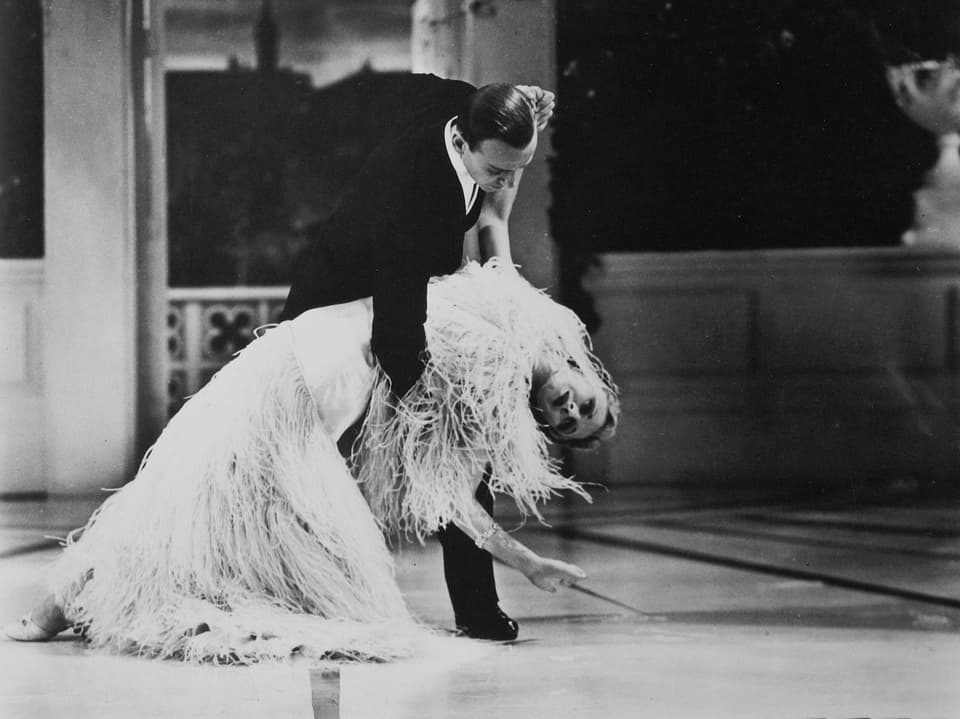Fred Astaire und Ginger Roger in einer spektakulären Tanzpose.