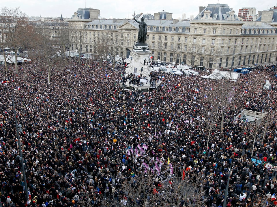 Eine riesige Menschenversammlung auf dem «Place de la Republique»