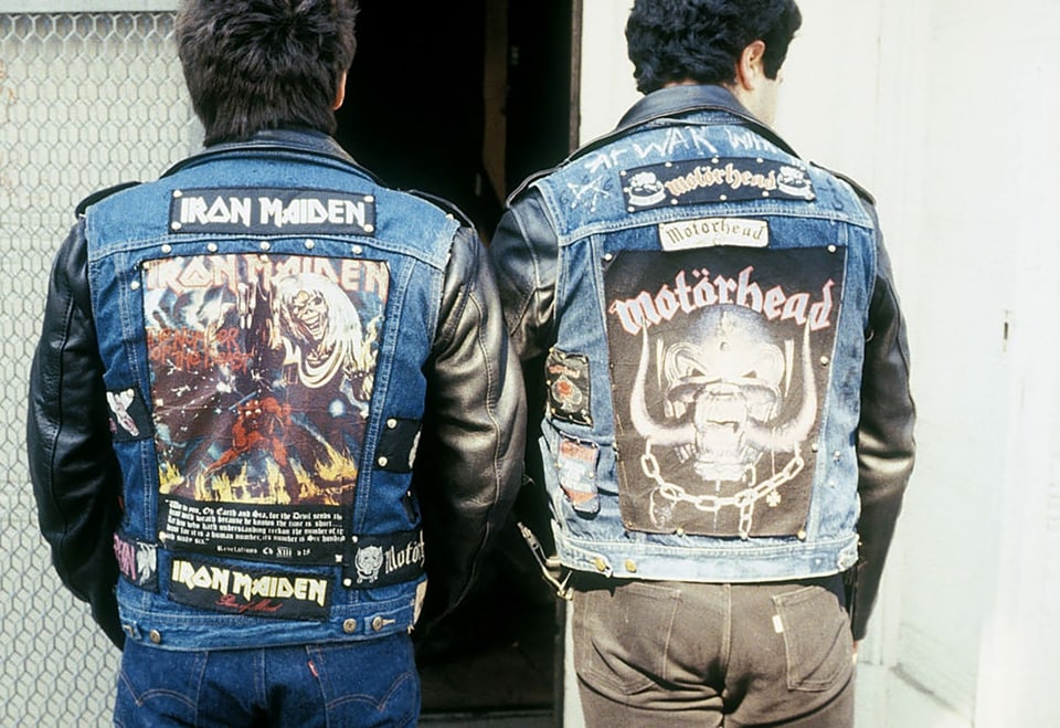 Zwei Heavy Metal Fans von hinten mit Iron Maiden und Motörhead Design auf dem Rücken der Lederjacken.
