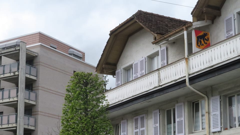 Eine Berner Fahne auf dem Balkon eines Hauses in Moutier