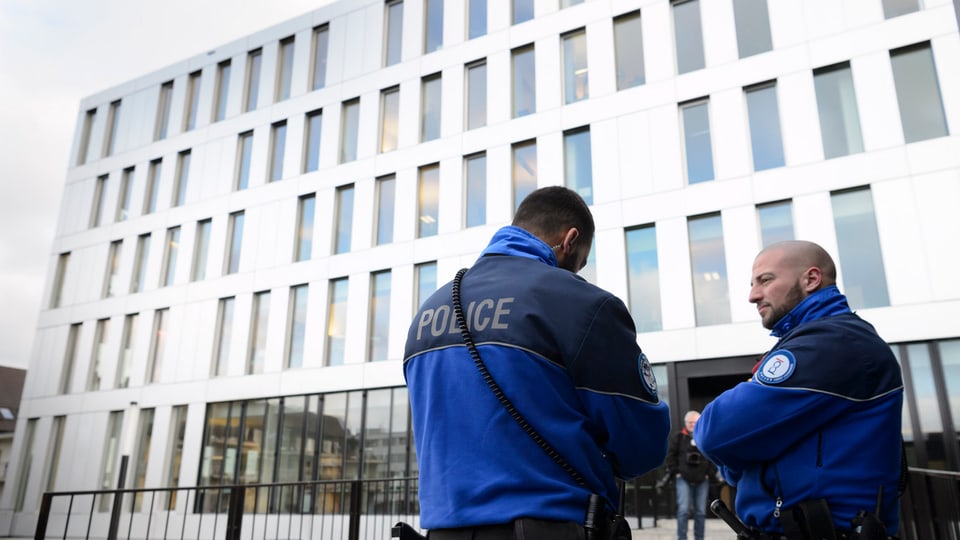 Das Gerichtsgebäude in Renens, davor zwei Polizisten in blauer Uniform