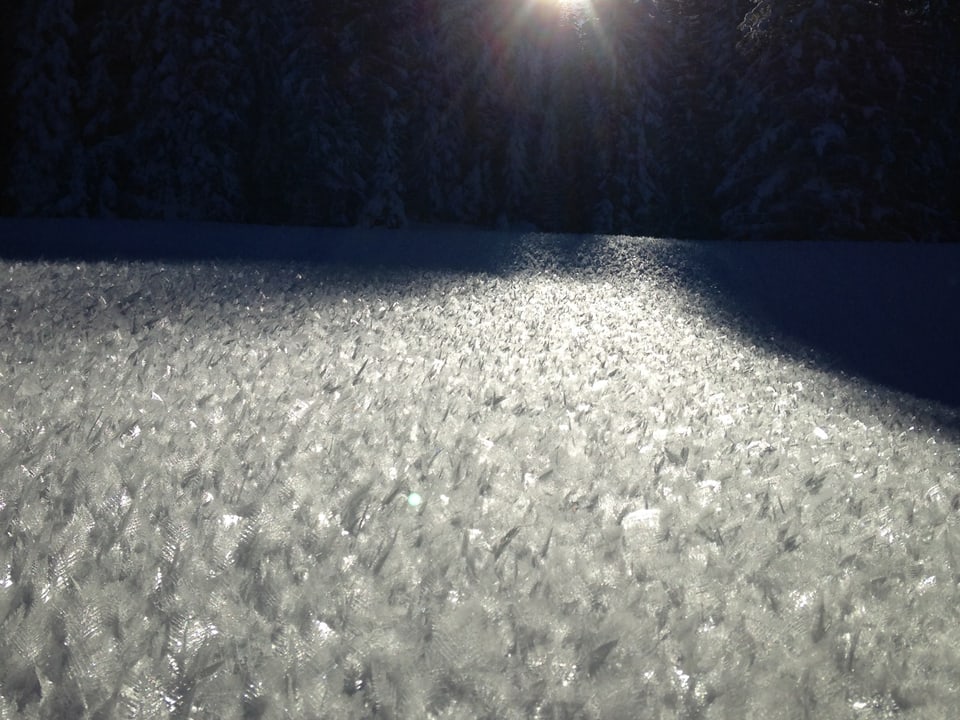 Eiskreistalle auf Schnee.