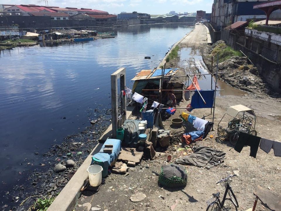 Ein Slum gleich am Fluss. 