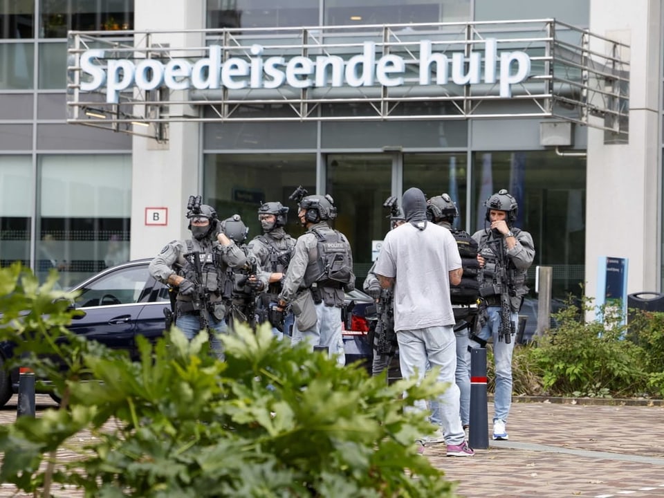 Einsatzkräfte der Polizei stehen vor einer Klinik in Rotterdam.