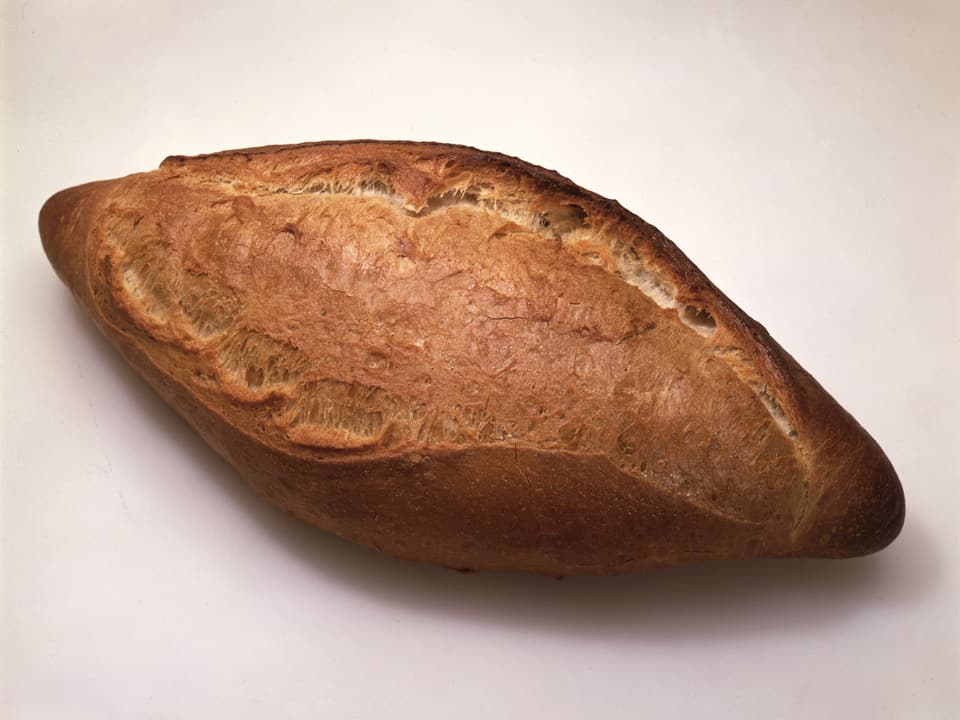Ein Laib dunkles Brot.