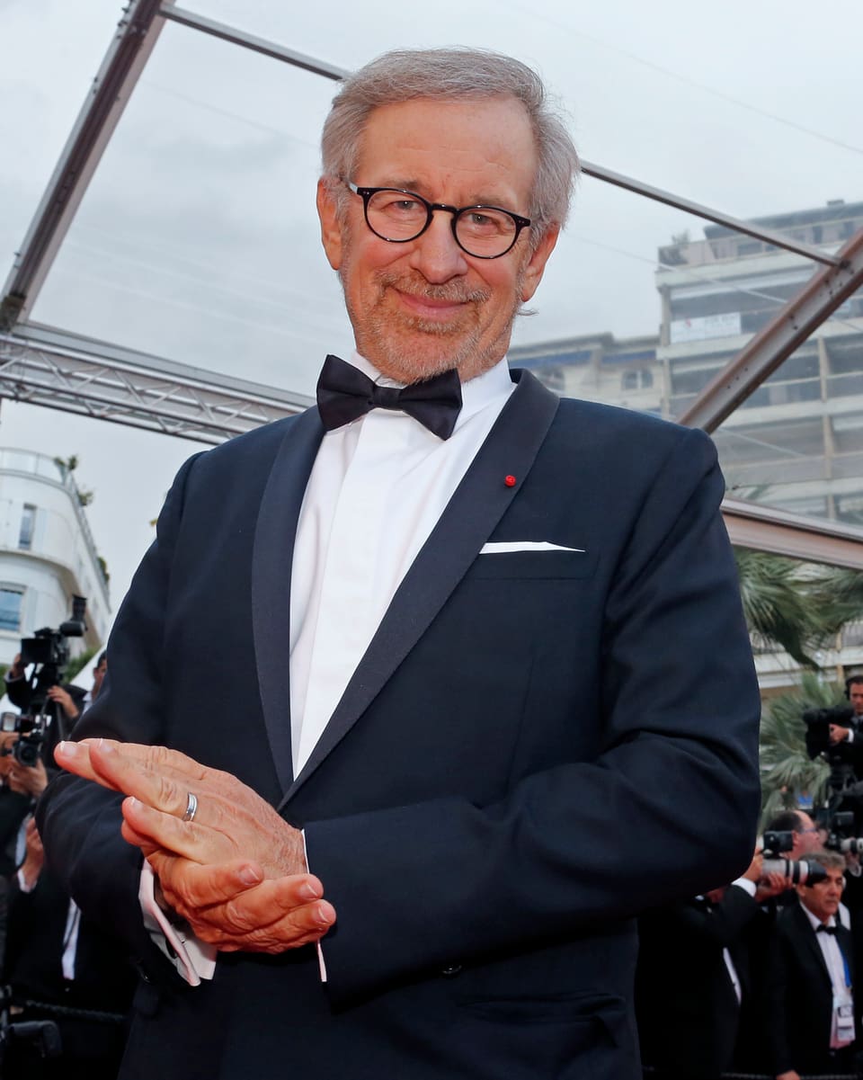 Regisseur Steven Spielberg am Filmfestival in Cannes im Smoking.