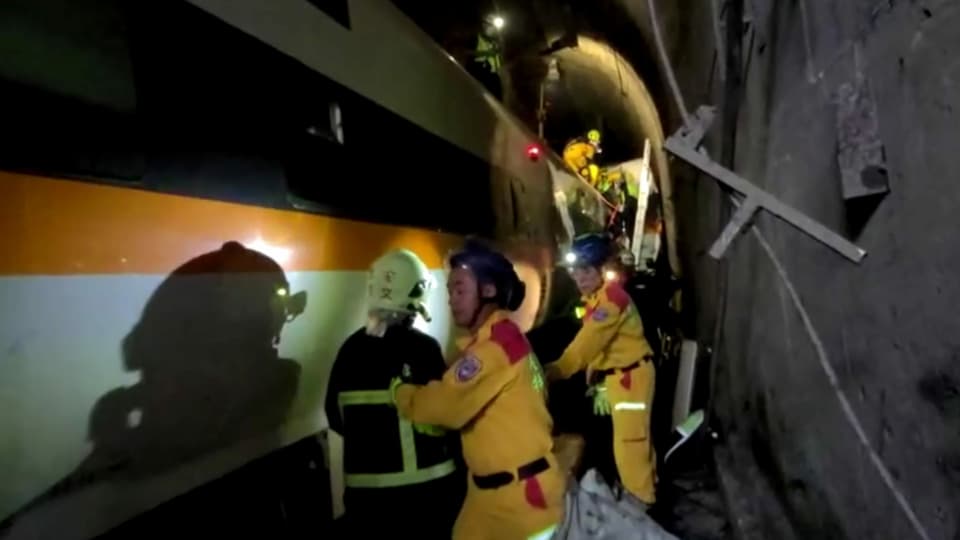 Zu sehen Rettungskräfte in einem Tunnel.