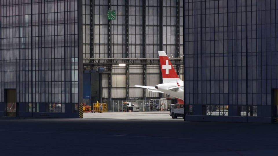 Swiss-Flugzeug fährt in eine Halle ein.