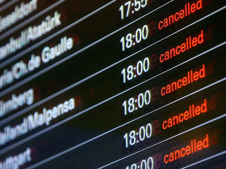 Am Nachmittag leuchtet die Anzeigetafel am Hamburger Flughafen rot. Die meisten Verbindungen sind gestrichen. 