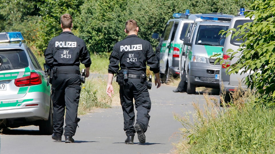 Polizisten am Tatort bei Würzburg (Aufnahme vom 19. Juli 2016). 