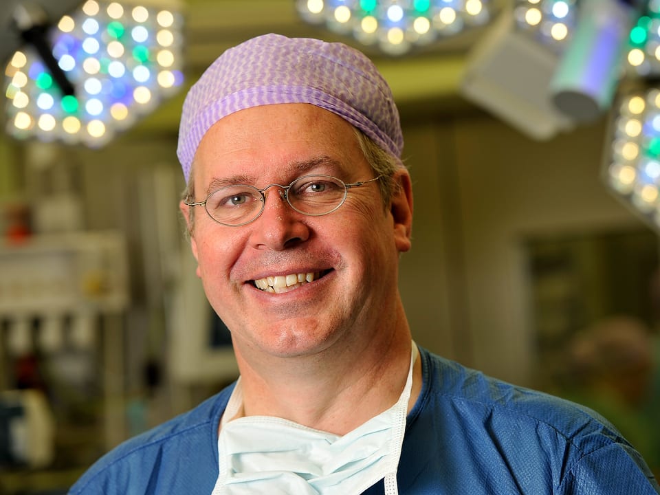 Thierry Carrel im Operationssaal.