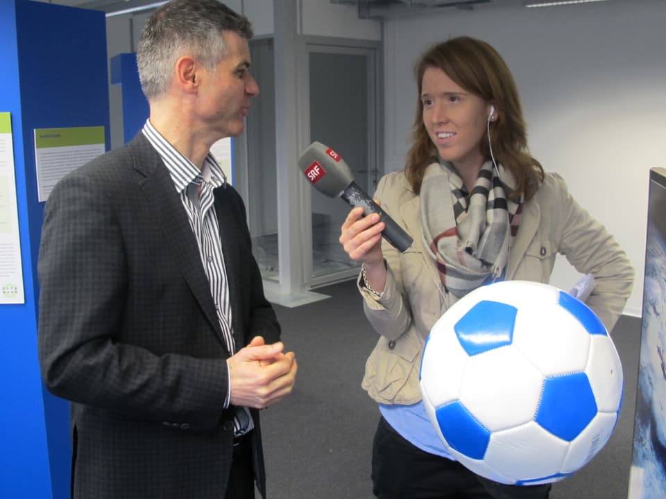 SRF-Redaktorin Christiane Büchel interviewt Geschäftsführer Martin Bopp.