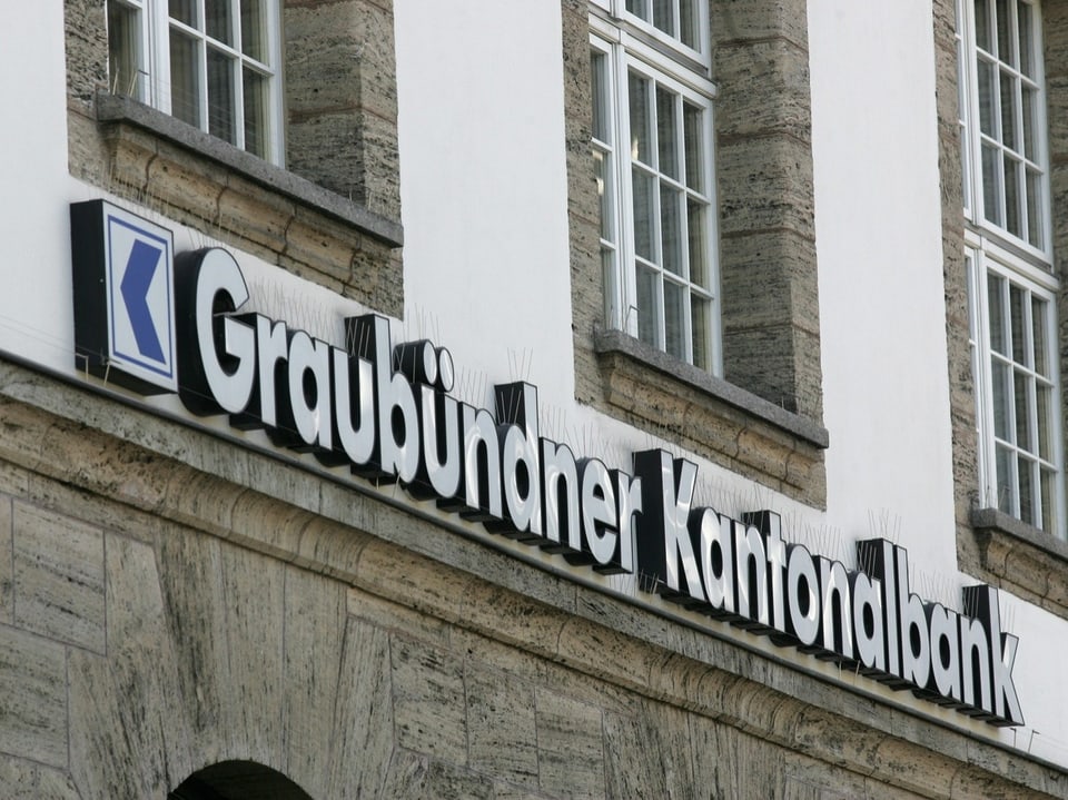 Aufnahme des Schriftzugs «Graubündner Kantonalbank» an einer Hausfassade.