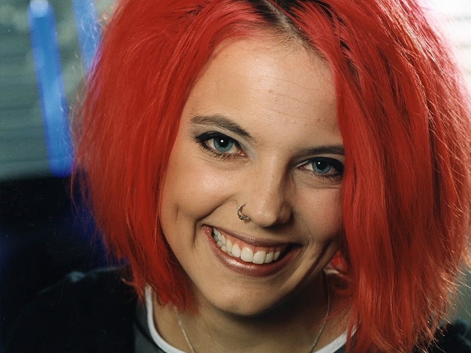 Gibt es eigentlich eine Frisur, die Mona nicht hatte? 2001 sollten ihre Haare offensichtlich Pumukl-rot werden. Dafür brauchte sie sogar einen eigenen Kopfhörer im Studio, weil es abfärbte. 