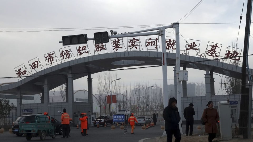 Eingang zu einer Kleiderfabrik in Hotan, in der es Zwangsarbeit geben soll.