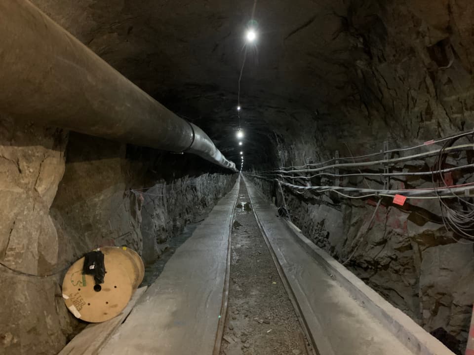 Tunnel, rechts Kabel an der Wand