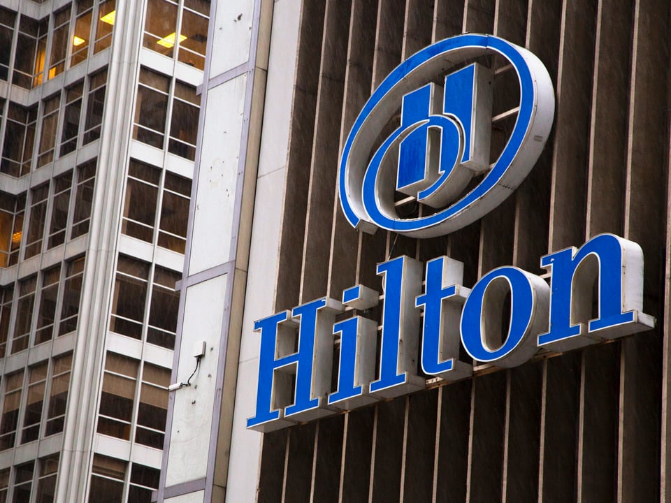 Hilton Hotel mit Logo