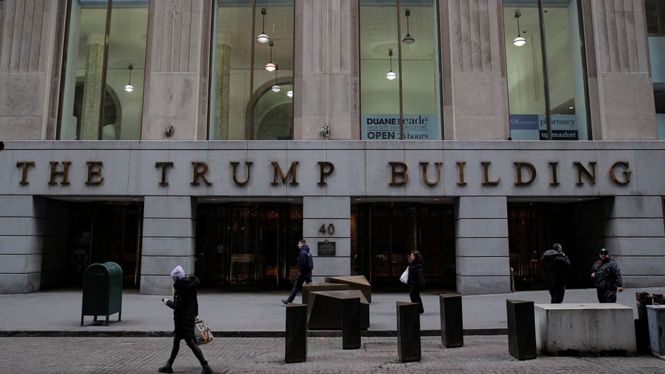 Der Eingang des 40 Wall Street Gebäudes in New York.