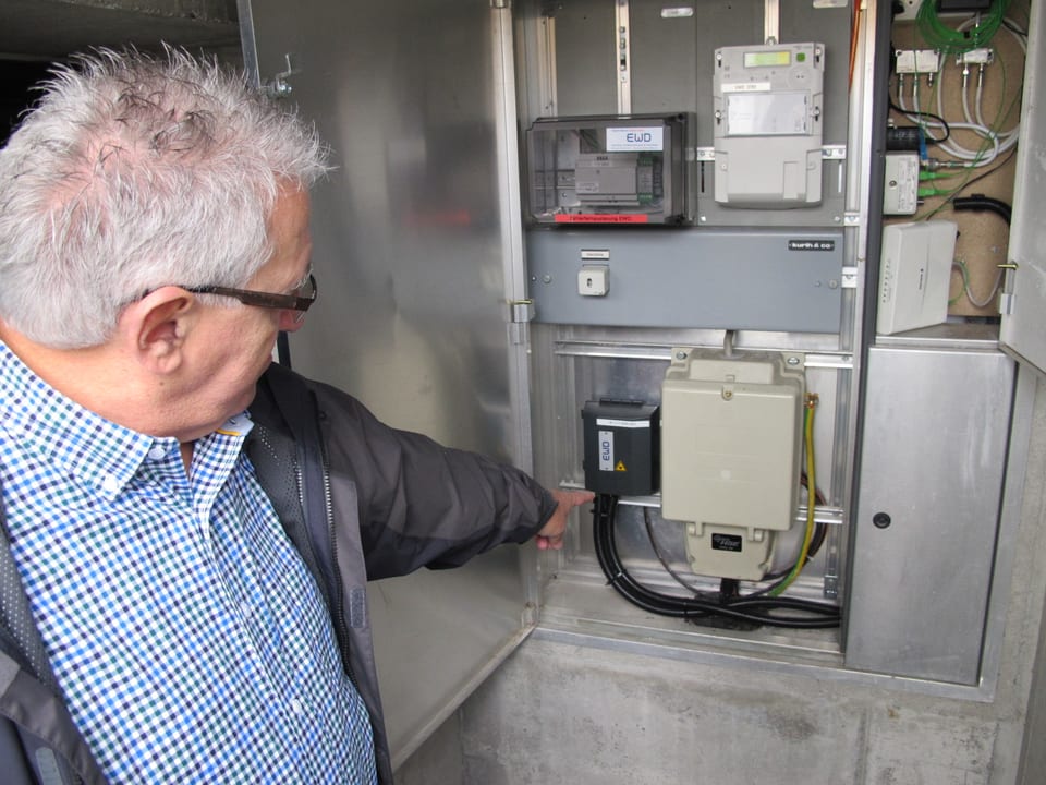 Martin Reinhard, der Direktor der EWD, zeigt, wo der Anschluss des Glasfaserkabels bei seinem Haus ist. 