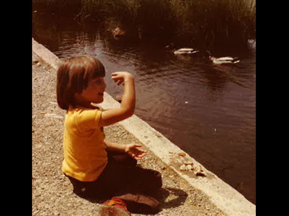 Christina Lang als Kind am Wasser.