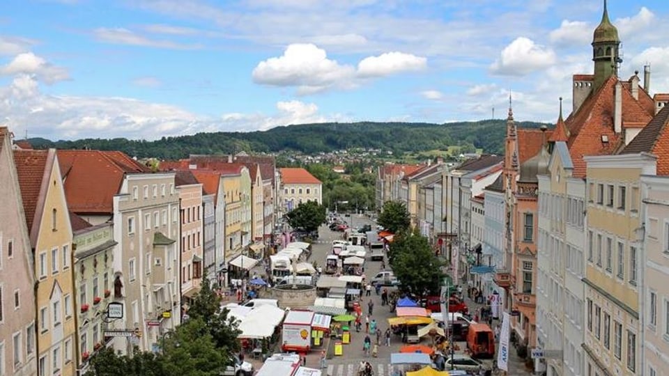 Altstadt von Braunau von oben mit alten Gebäuden und Markt