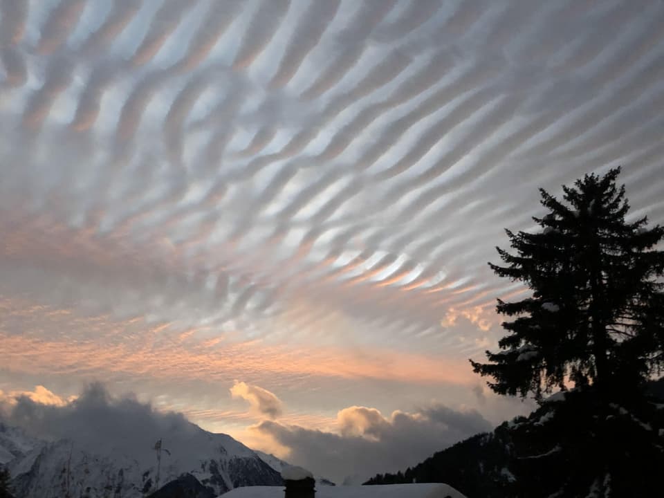Wellenförmige Wolken am Himmel.