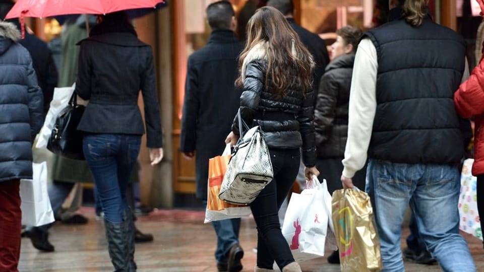 Jüngere Menschen beladen mit Taschen vom vielen Einkaufen