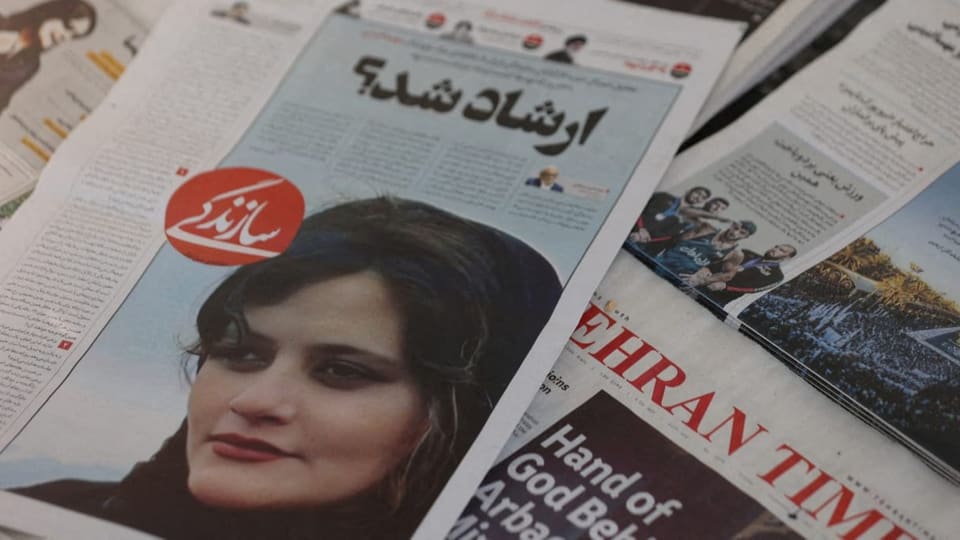 Mahsa Amini wird auf einer Zeitung abgebildet.