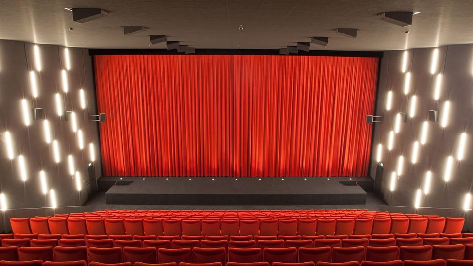 Klassischer Kinosaal in Baden mit roten Sitzen