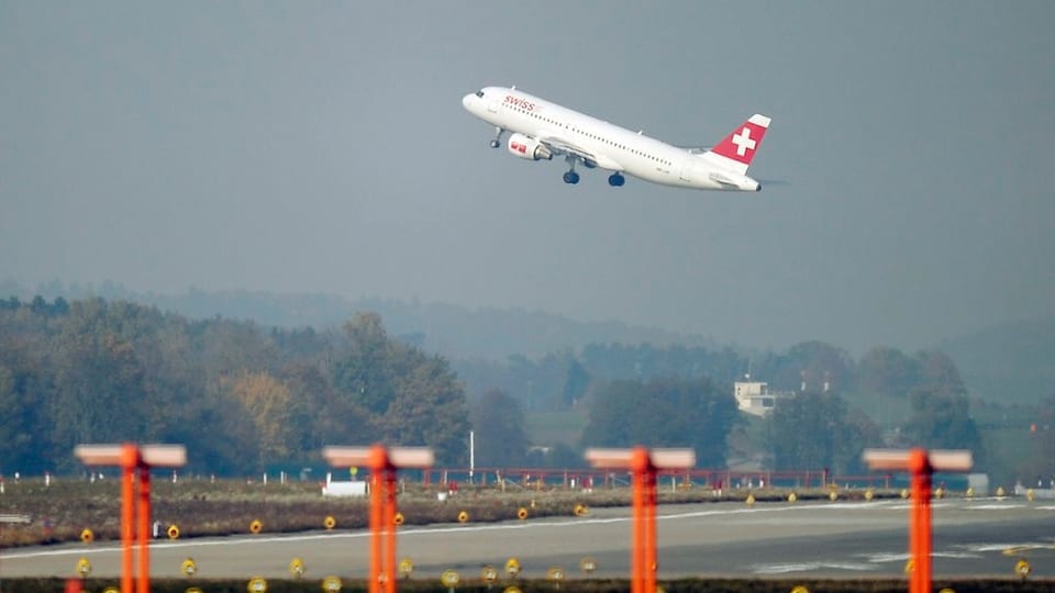 Flugzeug startet vom Flughafen Zürich.