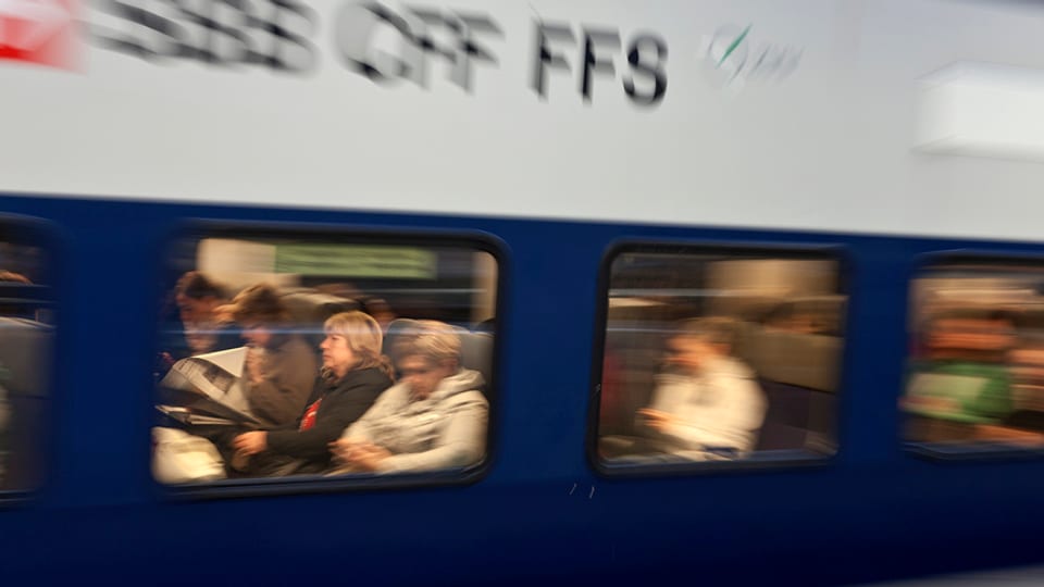Eine mit Pendlern gefüllte S-Bahn der SBB fährt vorbei.