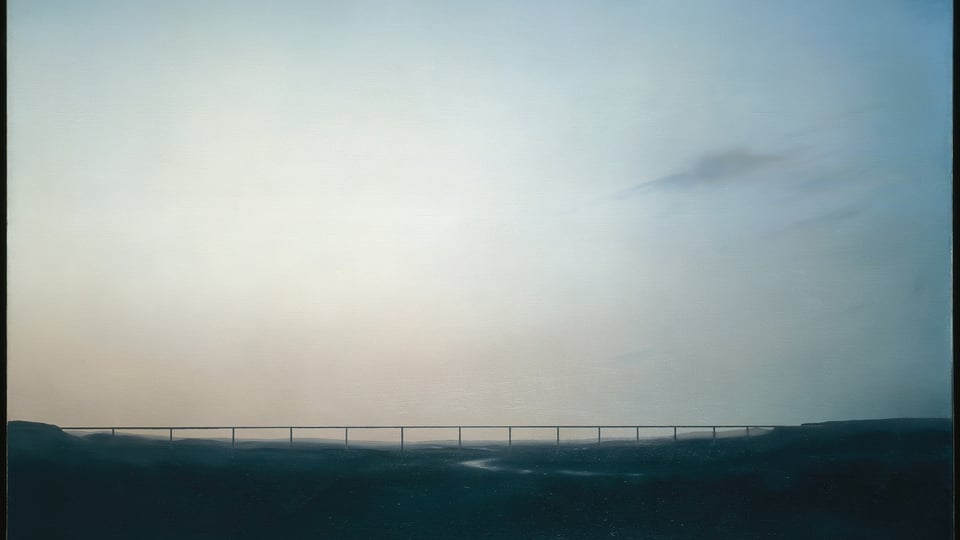 Autobahnbrücke unter blauem Himmel