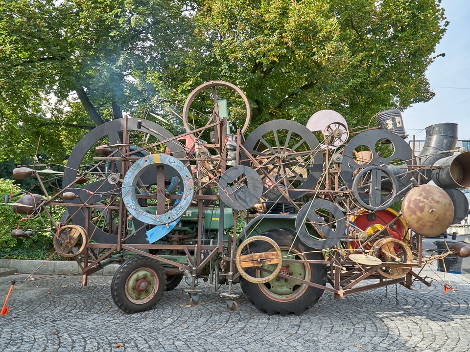 Maschine von Tinguely, draussen vor dem Museum Tinguely.