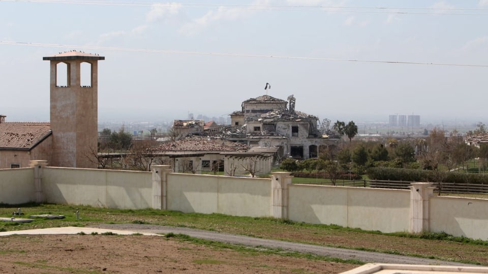 Ein beschädigtes Gebäude nach dem Raketenangriff auf Erbil.