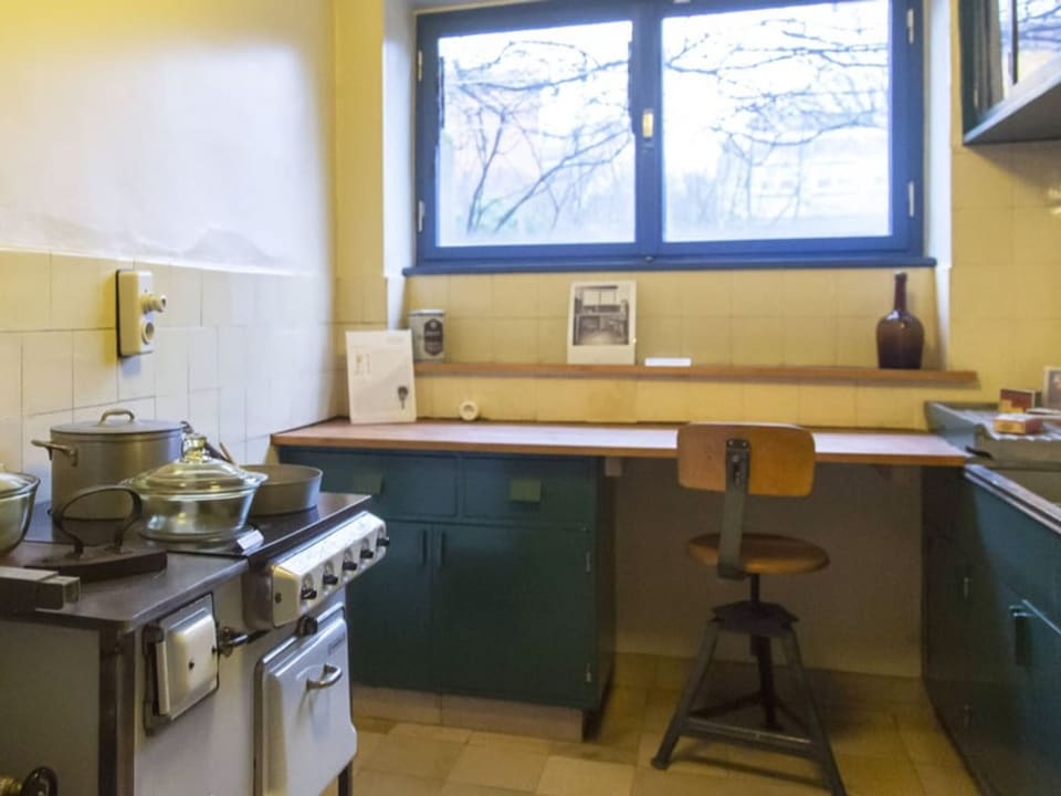 Eine eng konzipierte Küche mit Arbeitsfläche zum Sitzen.