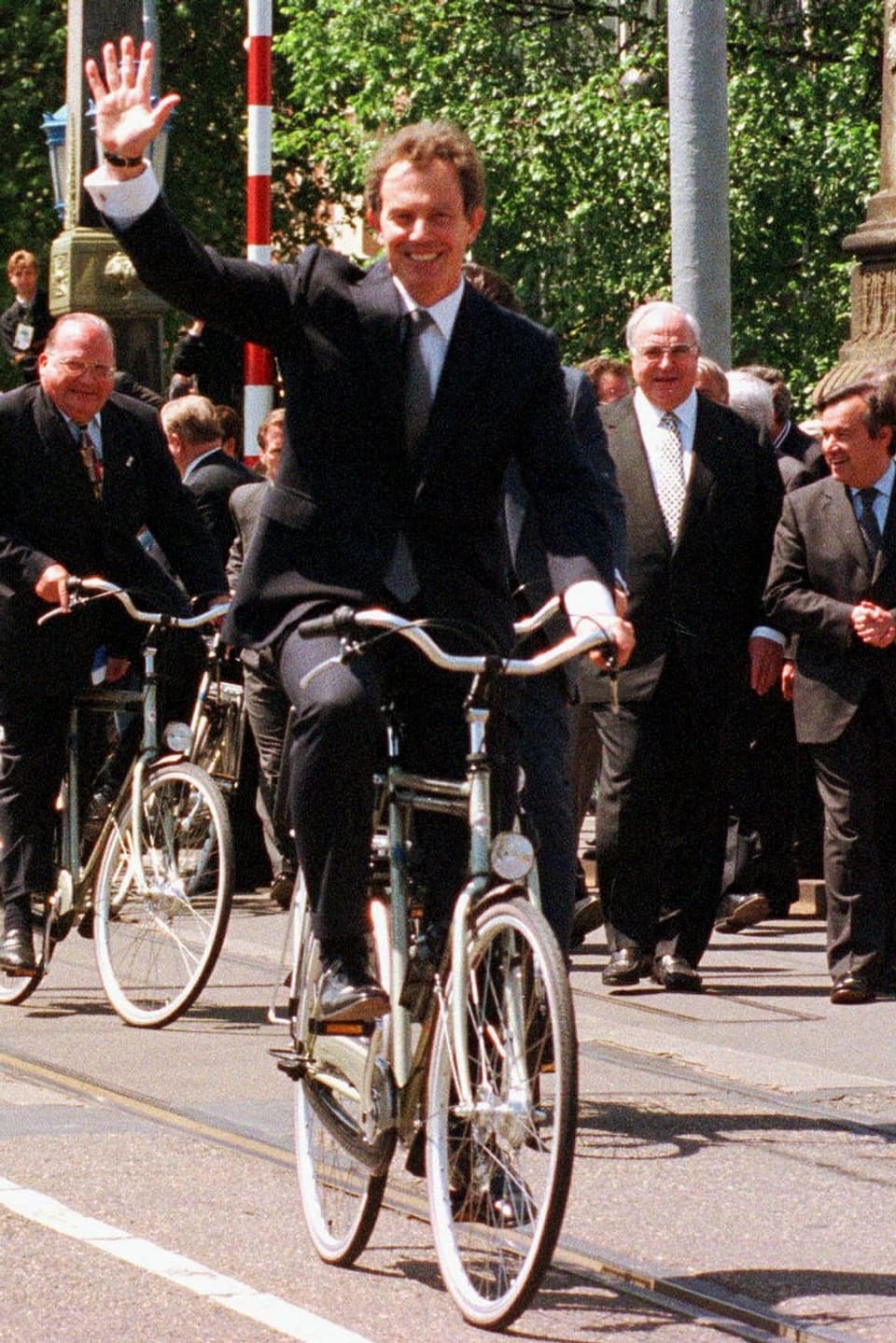 Grossbritanniens Premier Tony Blair fährt mit dem Velo durch Amsterdam. (keystone)