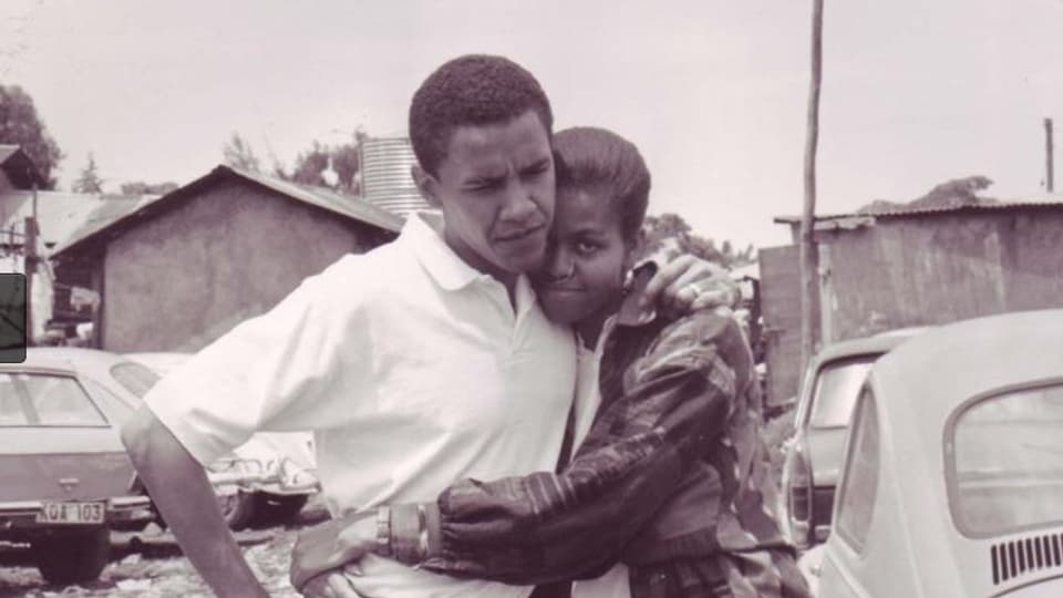 Schwarzeweissbild von Michelle und Barack Obama in jungen Jahren.