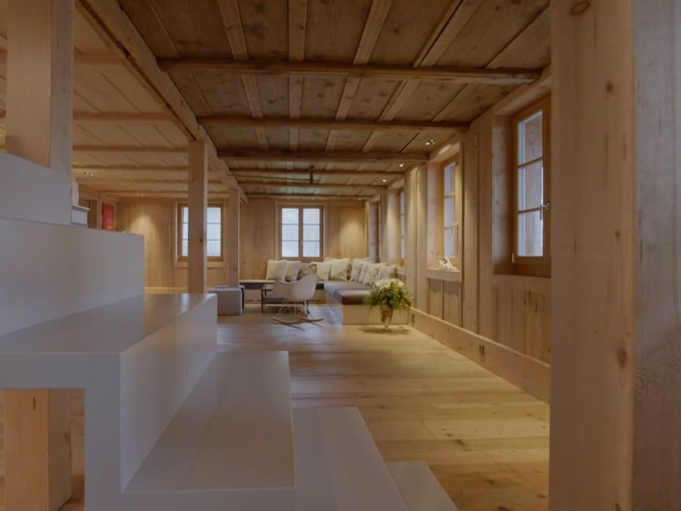 Ein grosser Wohnraum komplett mit Holz verkleidet.