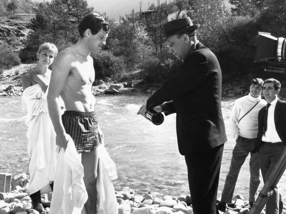 Belmondo 1963 mit Regisseur Jean-Pierre Melville und Schauspielerin Stefania Sandrelli beim Dreh von «L'ainé des Ferchaux».