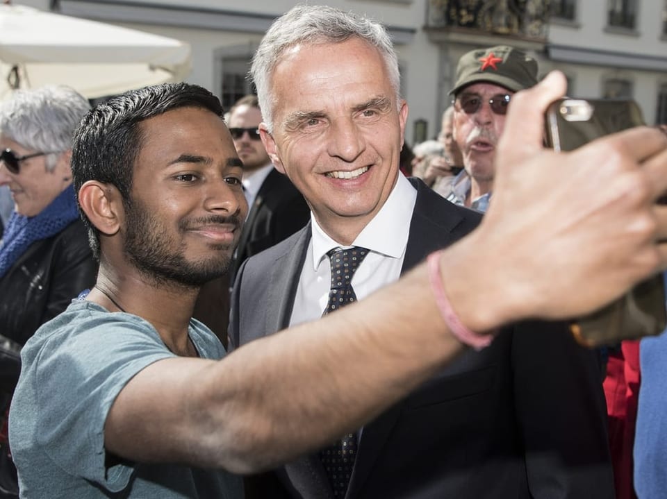 Didier Burkhalter posiert für Selfie mit Mann