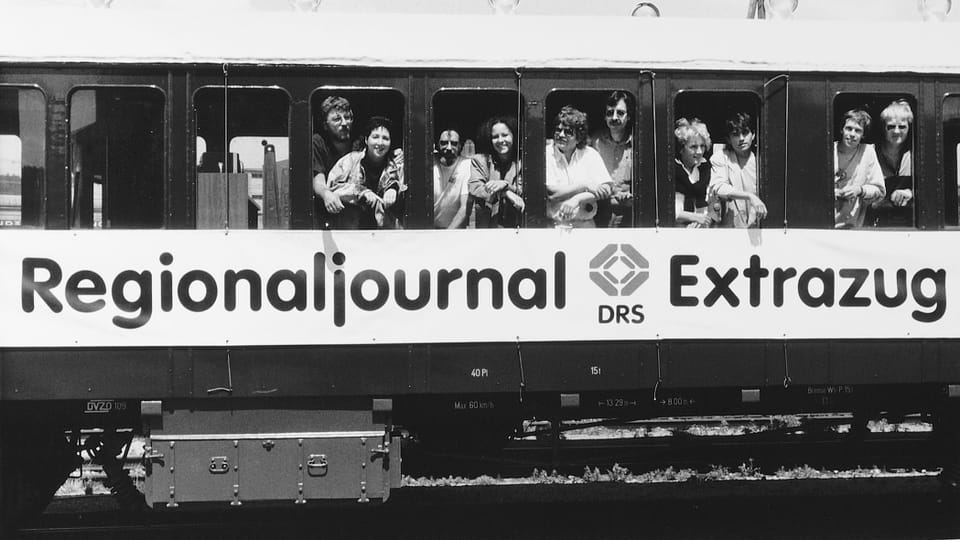 Ein Zug mit der Aufschrift "Regionaljournal Extrazug"