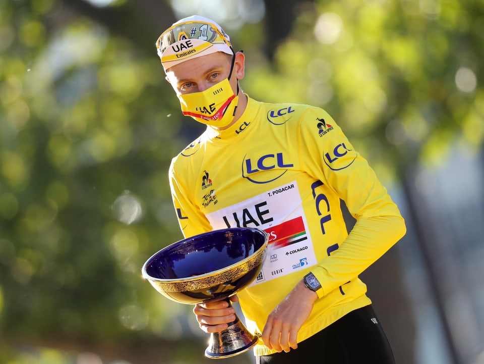 Tadej Pogacar mit dem Pokal der Tour de France