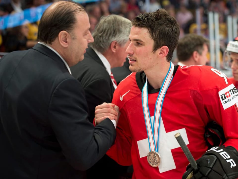 Roman Josi beim Gewinn von WM-Silber in Schweden.