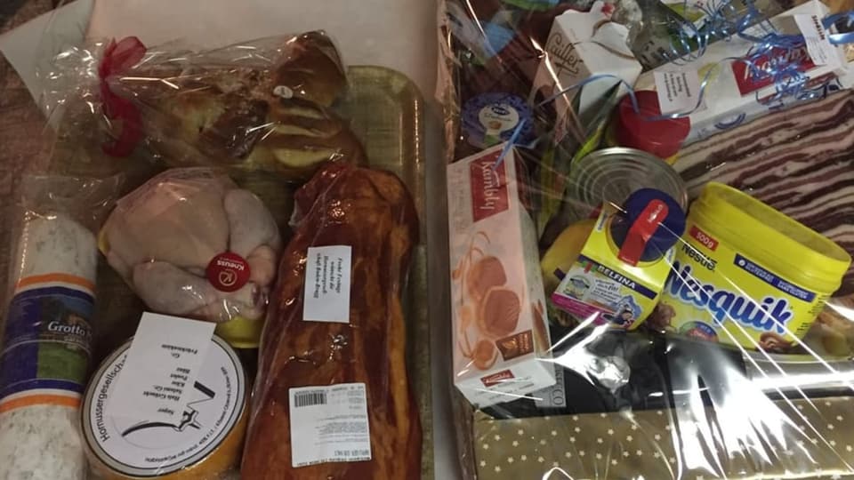 Geschenkkorb mit Fleisch, Guetzli und Schoggi