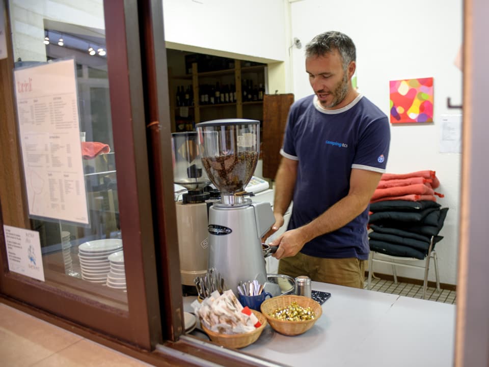 Roman Leonardi bedient in der Snackbar auf dem Campingplatz die Kaffeemaschine.