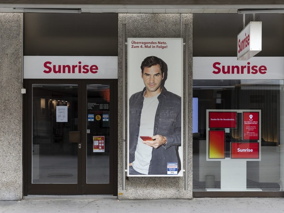 Vor einem Sunrisestore hängt ein Plakat mit Roger Federer darauf.
