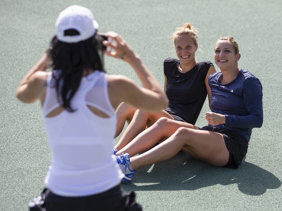 Posieren für ein Erinnerungsfoto Viktorija Golubic und Timea Bacsinszky.