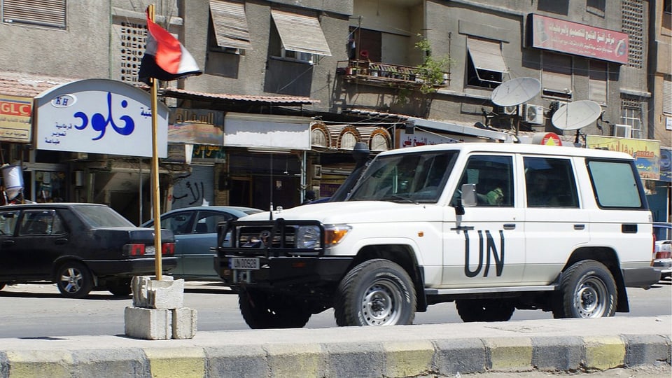 Ein UNO-Wagen patroulliert im Juni 2012 durch Damaskus. (keystone)